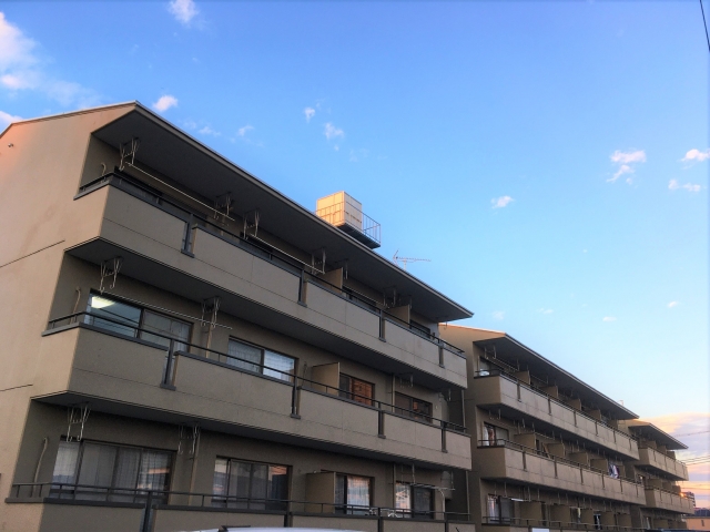 茶色のタイル張り 新築マンション 3階建て
