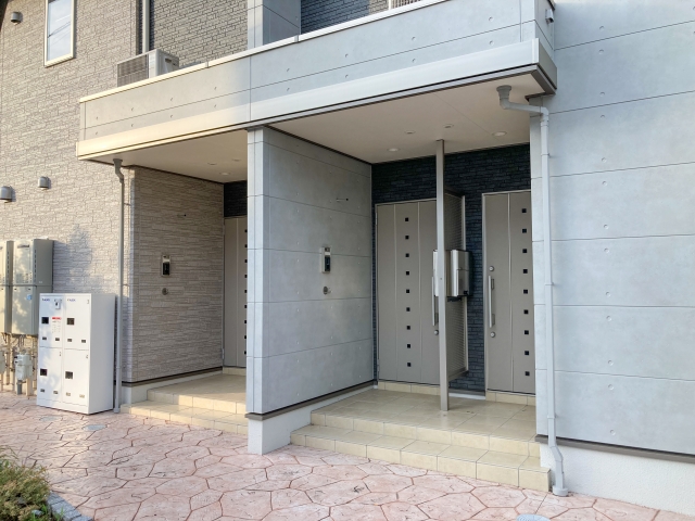 おしゃれなアパート 玄関 白い壁の建物