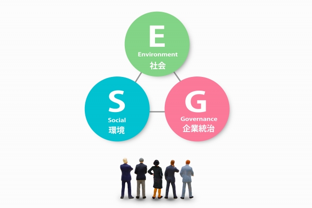 ESG 三角形 ミニチュアのビジネスパーソンたち