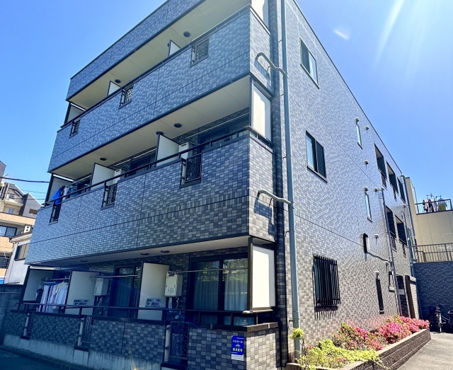 アパート 茶色のタイル張り 集合住宅
