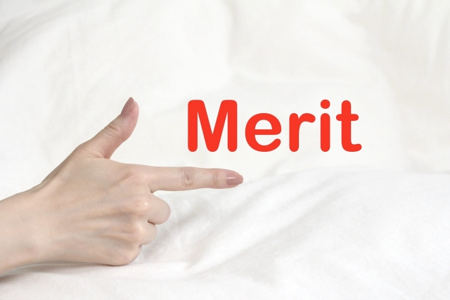 赤い文字のMerit メリット 指差し