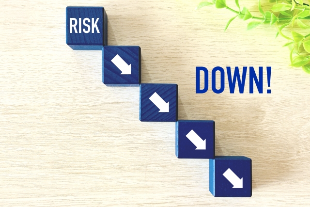 リスクダウン 青いブロックに下向きの矢印 RISKDOWN