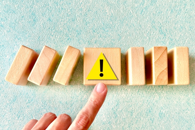 リスク ドミノを止める指 ビックリマーク