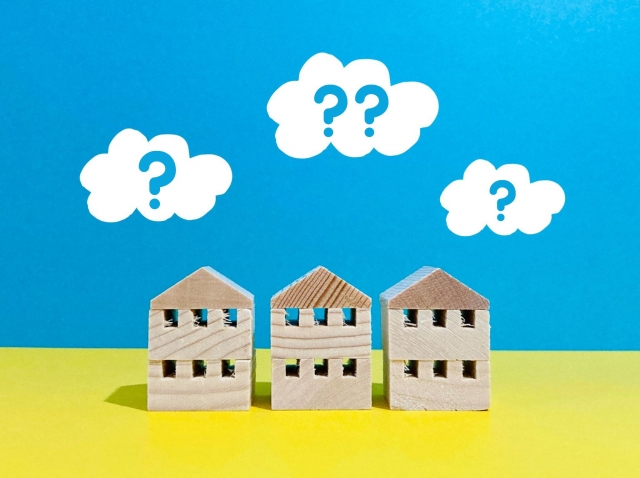 3軒の積み木のアパート 雲の中にクエスチョンマーク 青空
