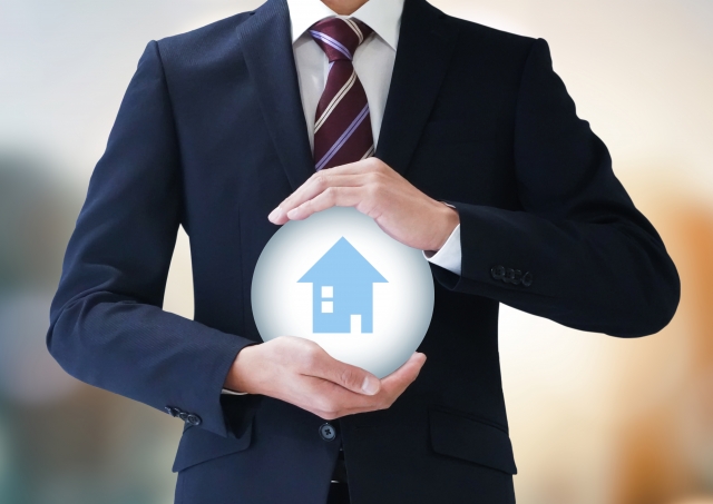 ビジネスマン 家を守っている イメージ